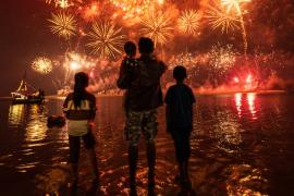 Грандиозные фейерверки: мир встретил 2025 год