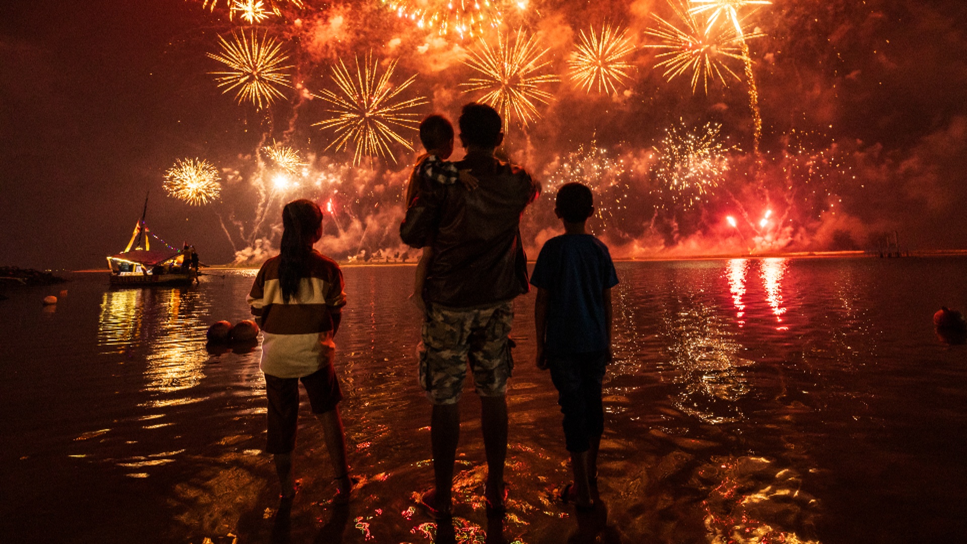 Грандиозные фейерверки: мир встретил 2025 год Грандиозные фейерверки: мир встретил 2025 год