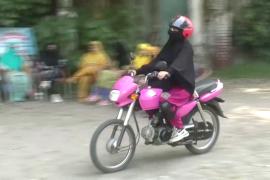 В Пакистане бесплатно учат женщин водить мотоцикл