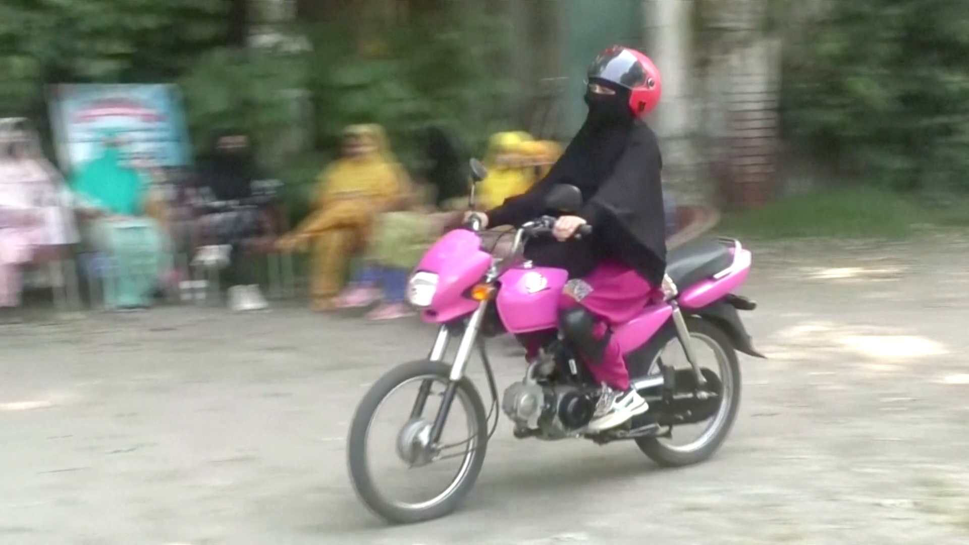 В Пакистане бесплатно учат женщин водить мотоцикл