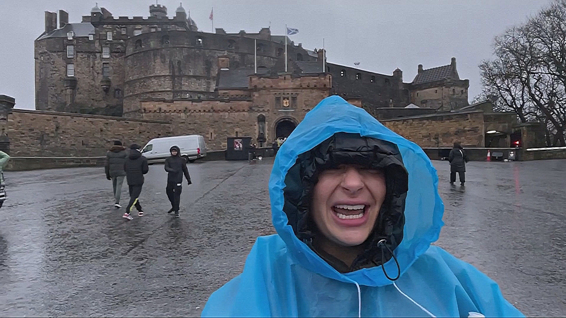 Туристы в Эдинбурге разочарованы отменой праздника «Хогманай» Туристы в Эдинбурге разочарованы отменой праздника «Хогманай»