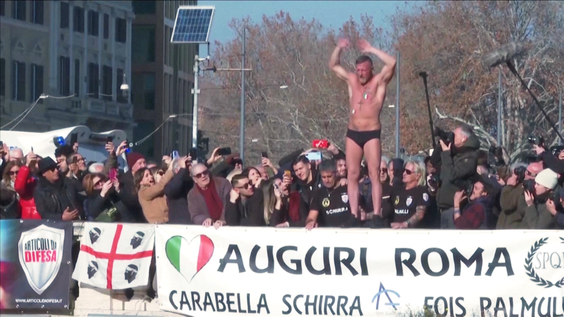 В Риме первый день Нового года отмечают традиционным нырянием с моста