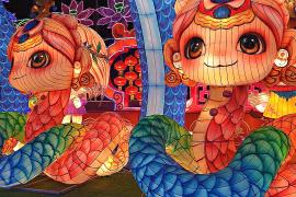 Китайцы готовятся к году Змеи и ждут экономического спада