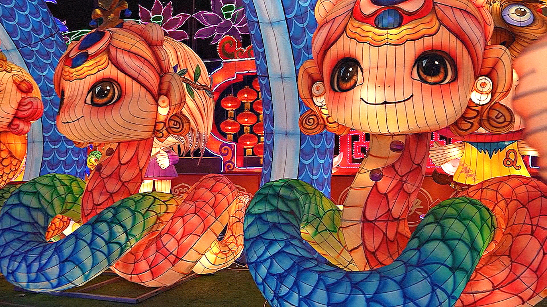 Китайцы готовятся к году Змеи и ждут экономического спада