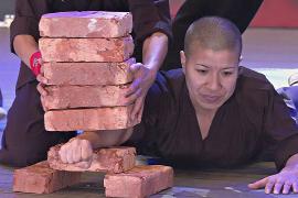 Монахини в женском монастыре в Непале показали перед зрителями навыки кунг-фу