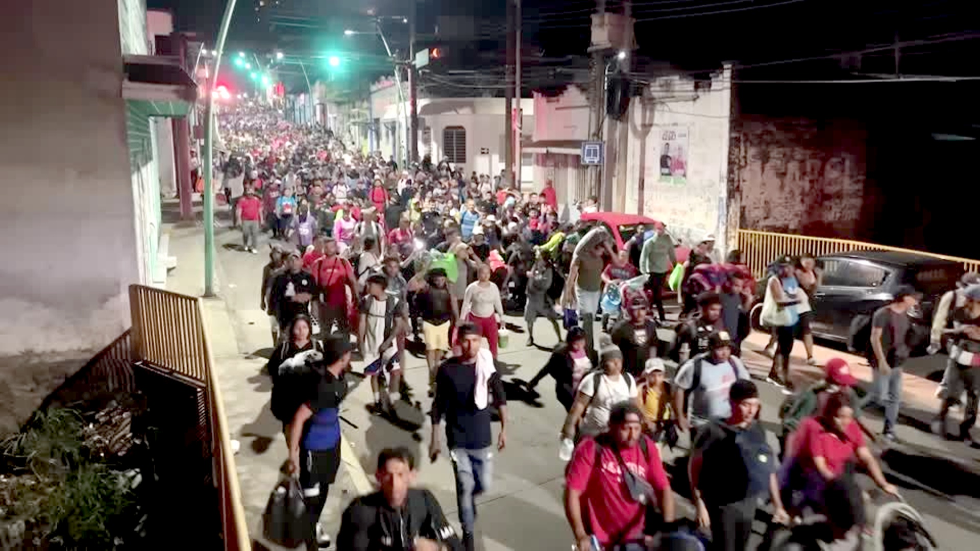 Новый караван мигрантов из 1500 человек направляется из Мексики в США Новый караван мигрантов из 1500 человек направляется из Мексики в США