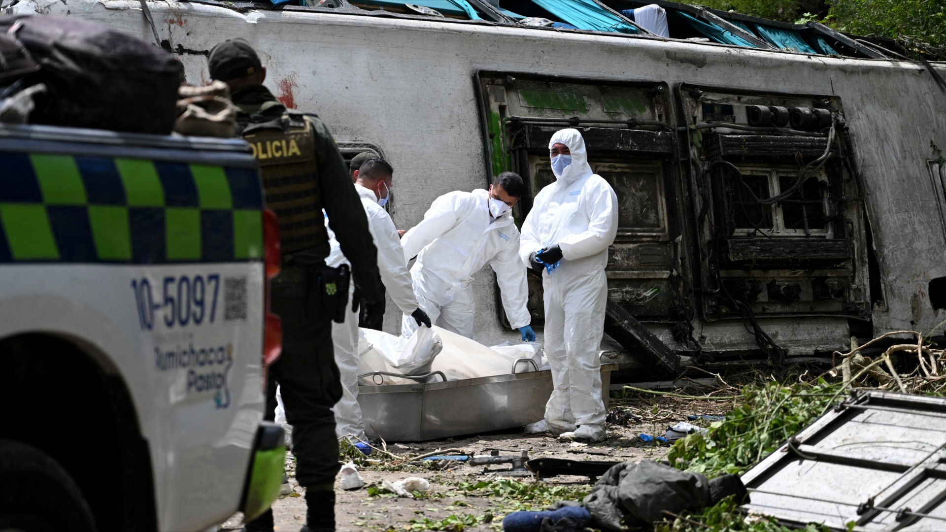 Автобус с туристами упал в пропасть в Колумбии Автобус с туристами упал в пропасть в Колумбии