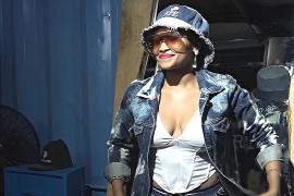 Угандиец создаёт модную джинсовую одежду из секонд-хенда