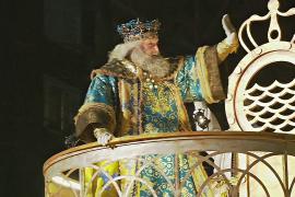 Радостные толпы празднуют Кавалькаду трёх волхвов в Мадриде