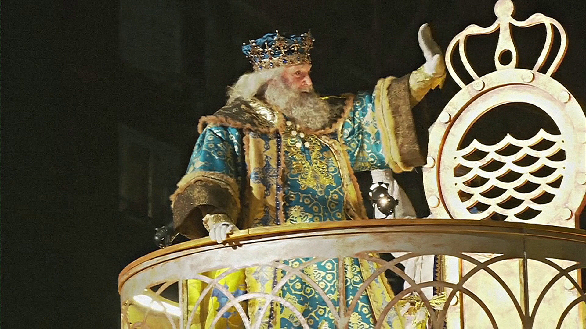 Радостные толпы празднуют Кавалькаду трёх волхвов в Мадриде