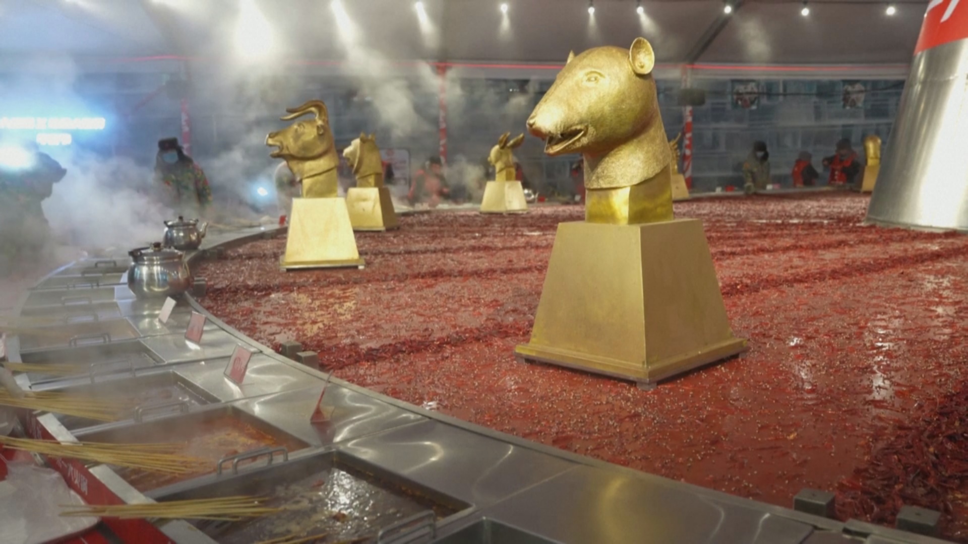 Гости фестиваля льда и снега в Харбине греются у огромного хот-пота Гости фестиваля льда и снега в Харбине греются у огромного хот-пота