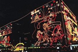 Огни Гонконга к китайскому Новому году становятся экономичнее