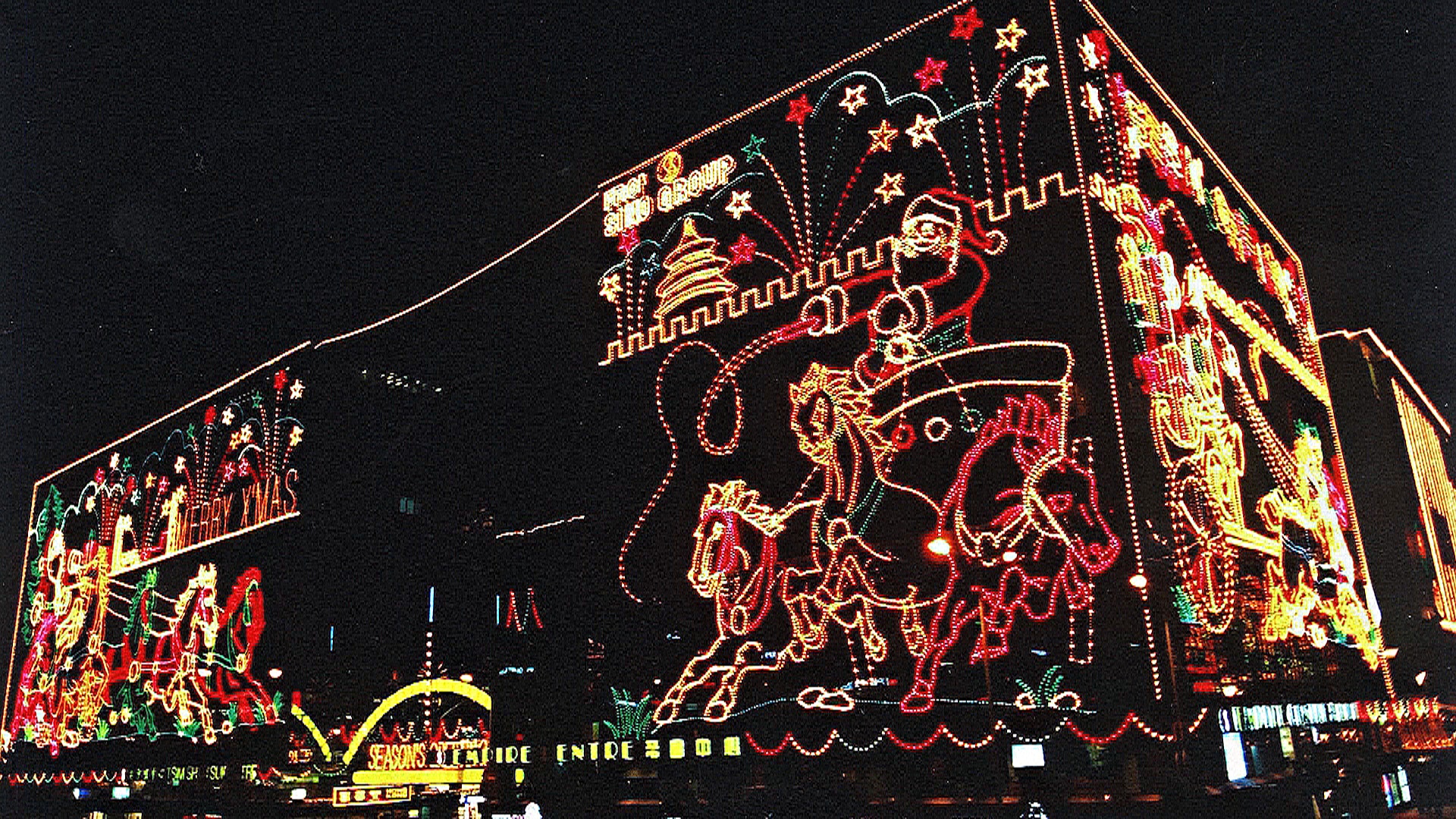 Огни Гонконга к китайскому Новому году становятся экономичнее