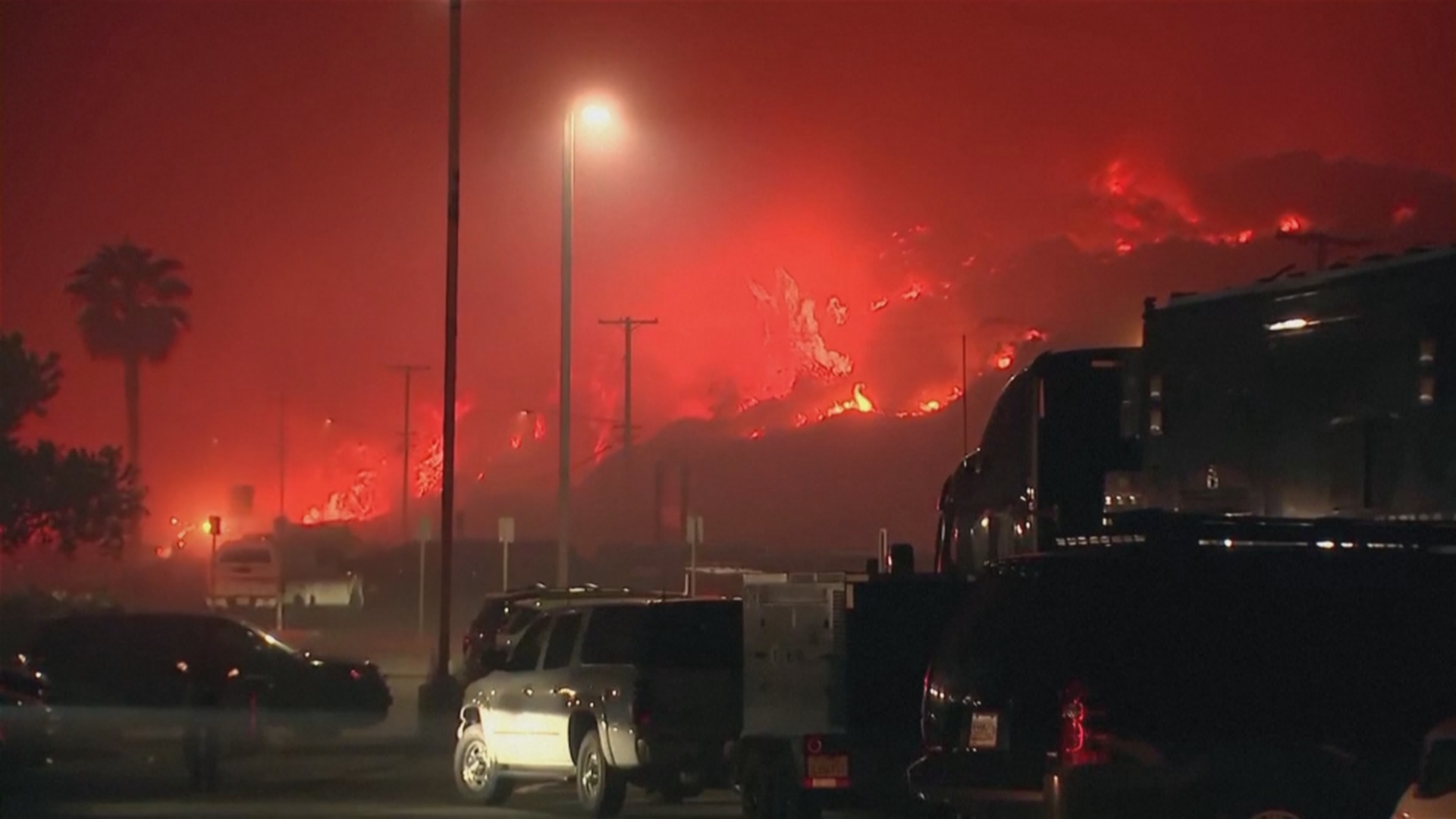 Пожар в престижном районе Лос-Анджелеса: эвакуируют 30 000 человек
