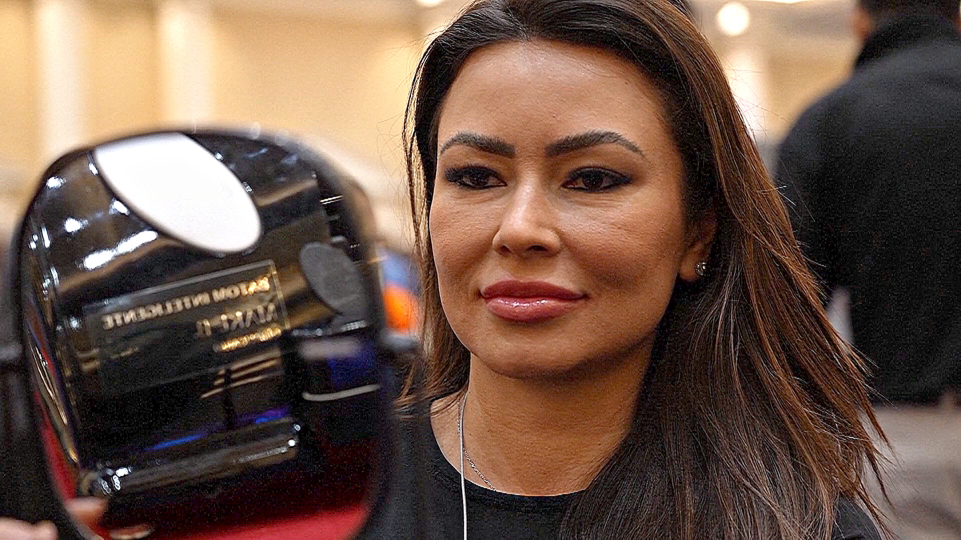 Наносить губную помаду теперь может робот: новинки CES