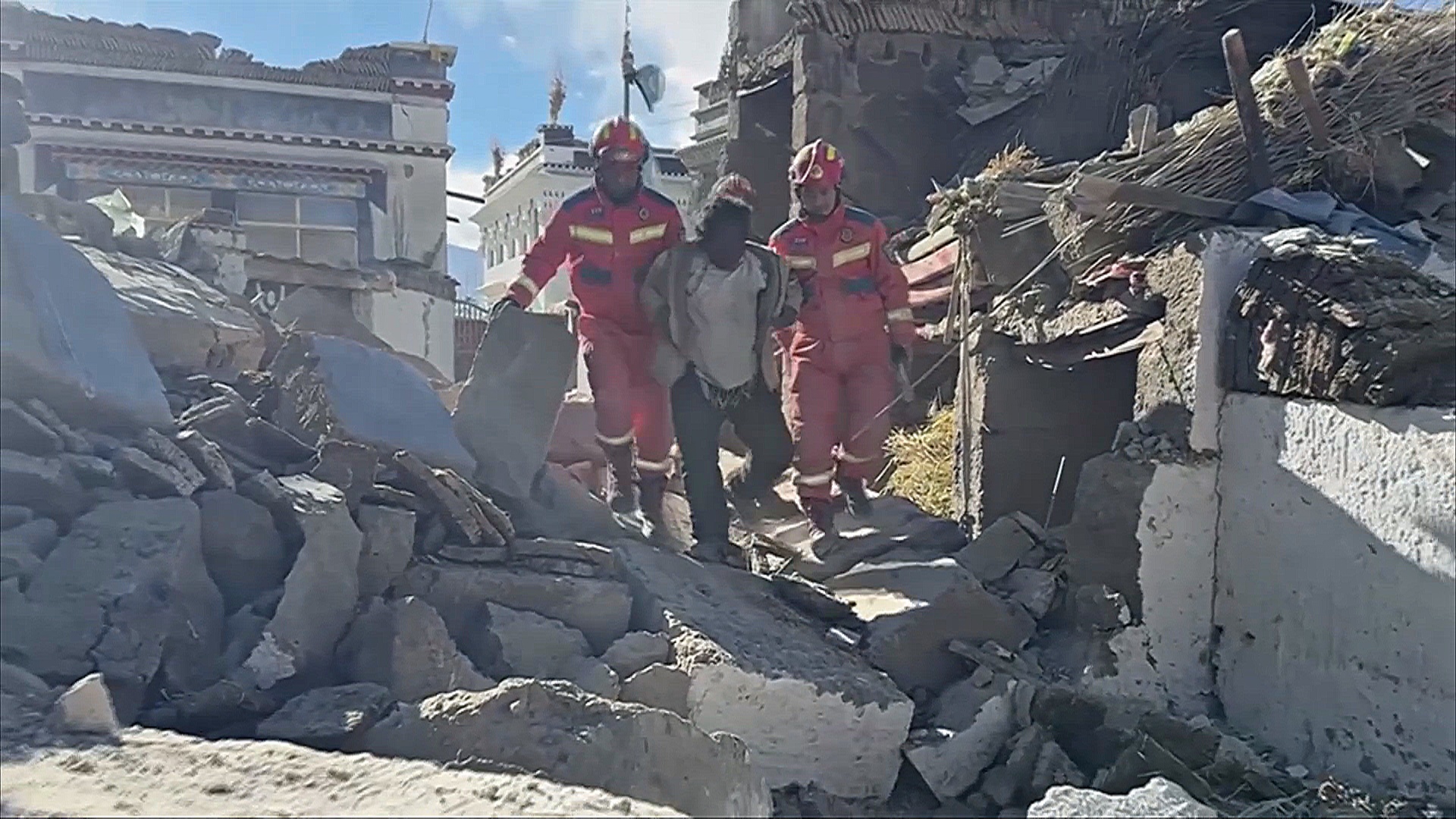 В Тибете ищут выживших после мощного землетрясения
