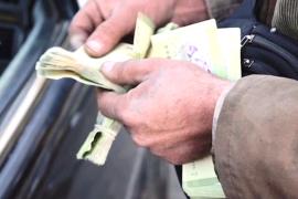 Сирийцы радуются возможности торговать топливом на дорогах в Дамаске