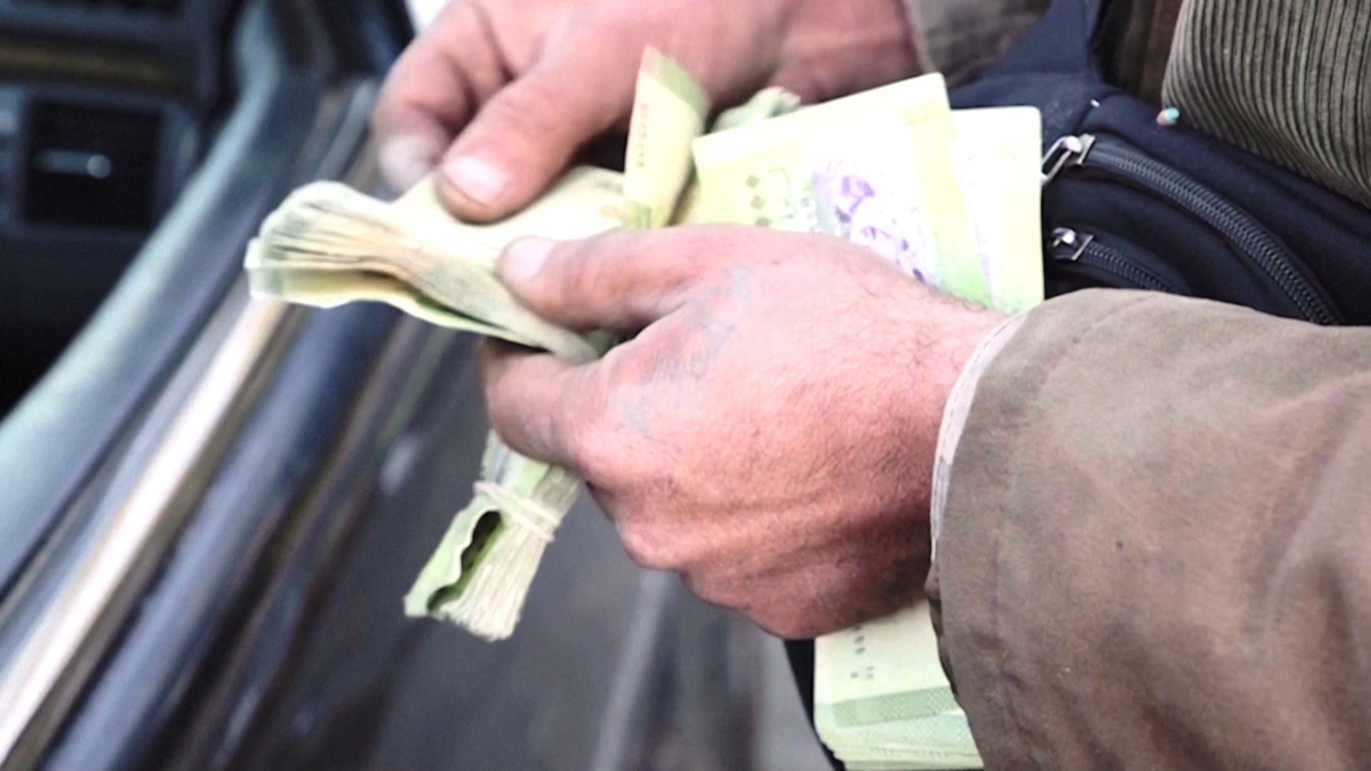 Сирийцы радуются возможности торговать топливом на дорогах в Дамаске Сирийцы радуются возможности торговать топливом на дорогах в Дамаске