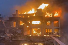 Пожар в Калифорнии уничтожает дома голливудских знаменитостей