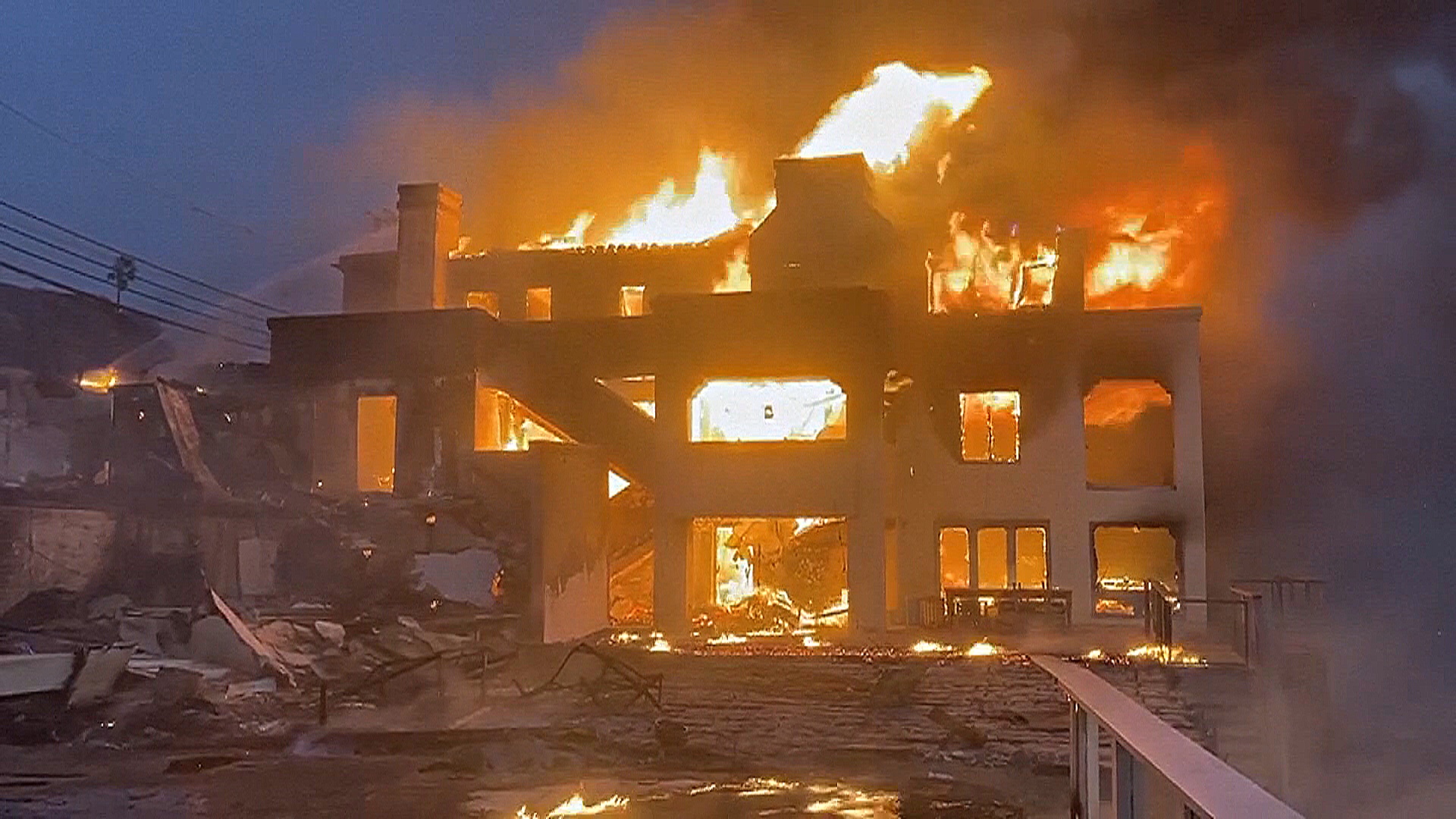 Пожар в Калифорнии уничтожает дома голливудских знаменитостей Пожар в Калифорнии уничтожает дома голливудских знаменитостей