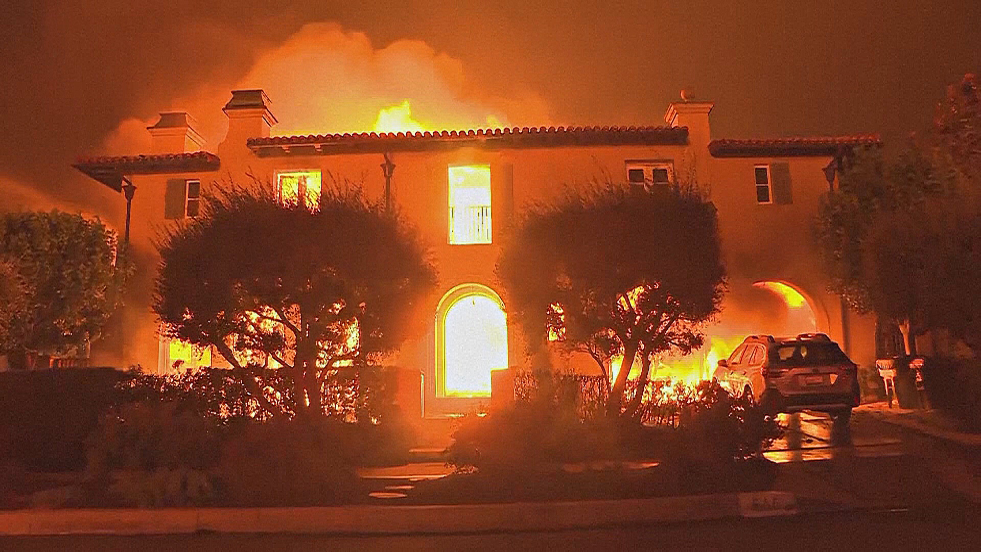 Пожары в Лос-Анджелесе: погибло 7 человек, сгорело почти 10 тыс. домов и строений Пожары в Лос-Анджелесе: погибло 7 человек, сгорело почти 10 тыс. домов и строений