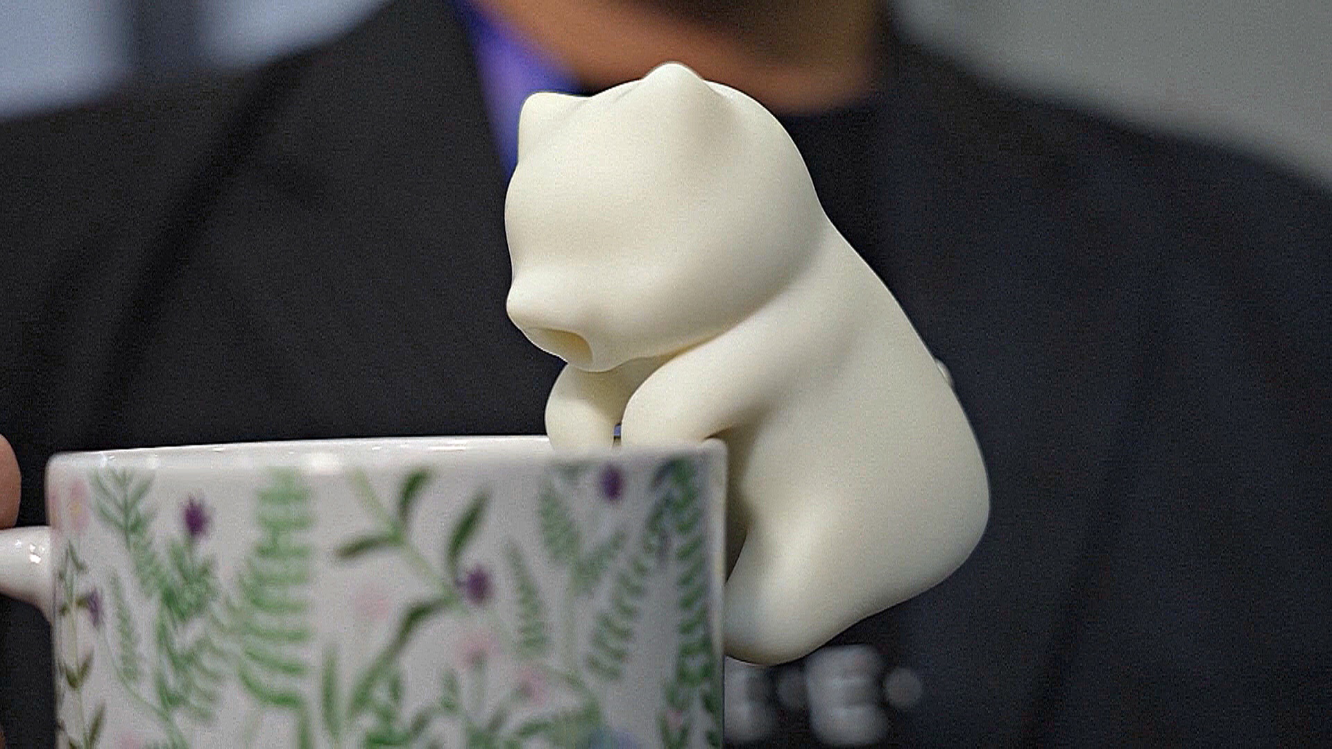 СЕS-2025: анализатор кожи и робот, остужающий напитки