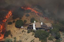 Шесть пожаров продолжают угрожать жителям Лос-Анджелеса