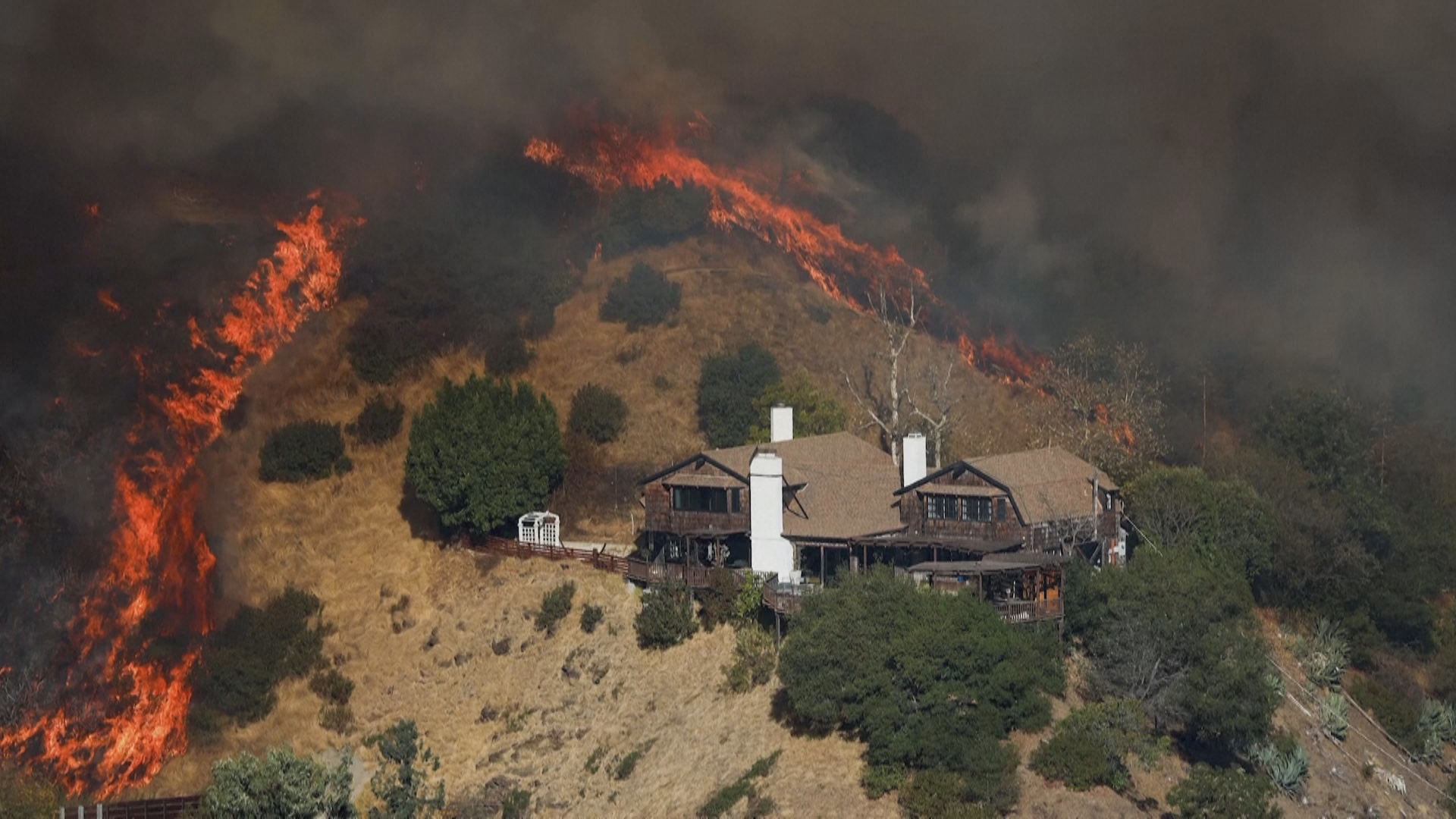 Шесть пожаров продолжают угрожать жителям Лос-Анджелеса