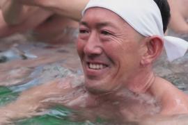 80 японцев искупались в ледяной воде и помолились за благополучие в новом году