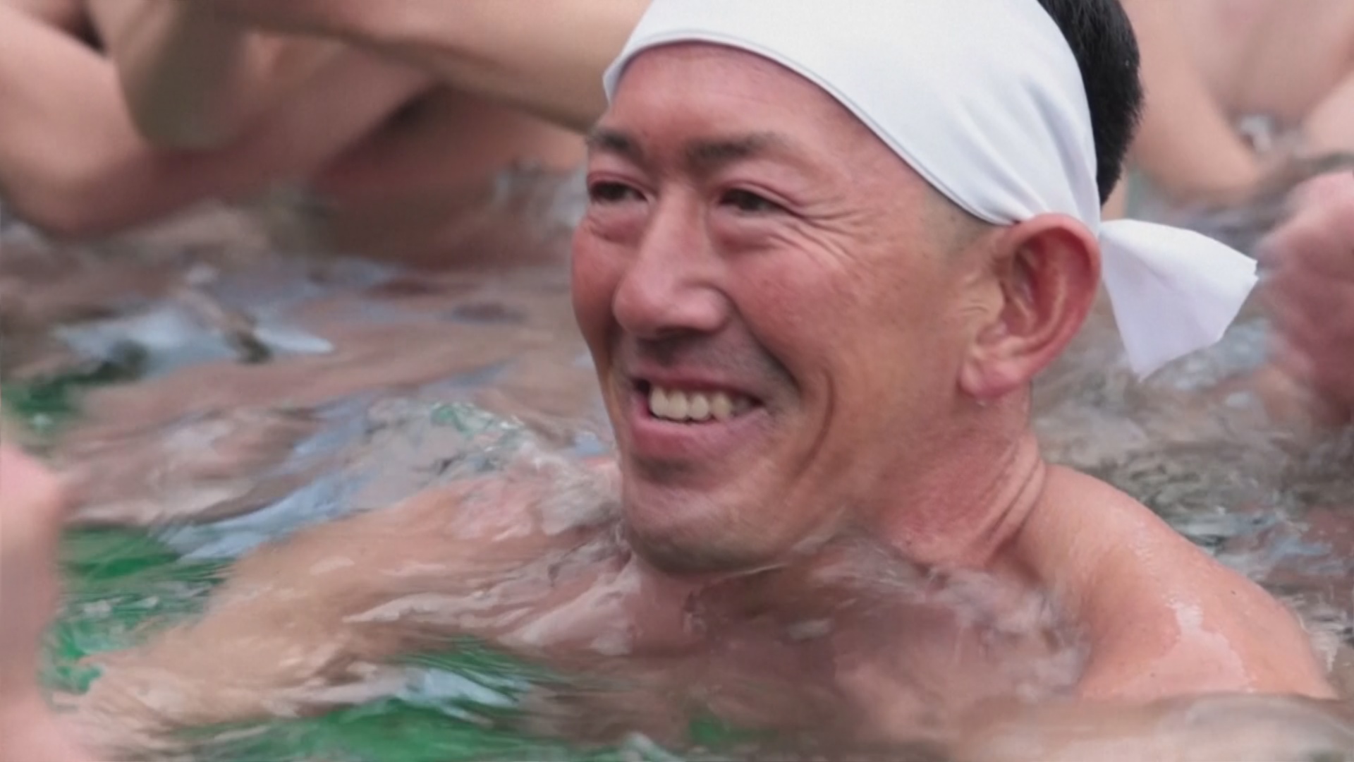 80 японцев искупались в ледяной воде и помолились за благополучие в новом году 80 японцев искупались в ледяной воде и помолились за благополучие в новом году