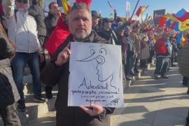 Десятки тысяч румын вышли с протестом против отмены президентских выборов