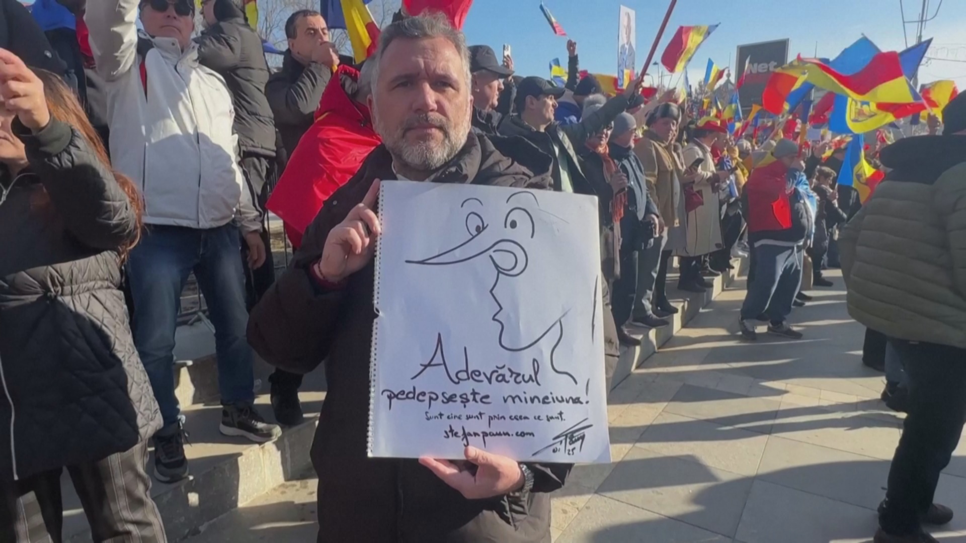 Десятки тысяч румын вышли с протестом против отмены президентских выборов