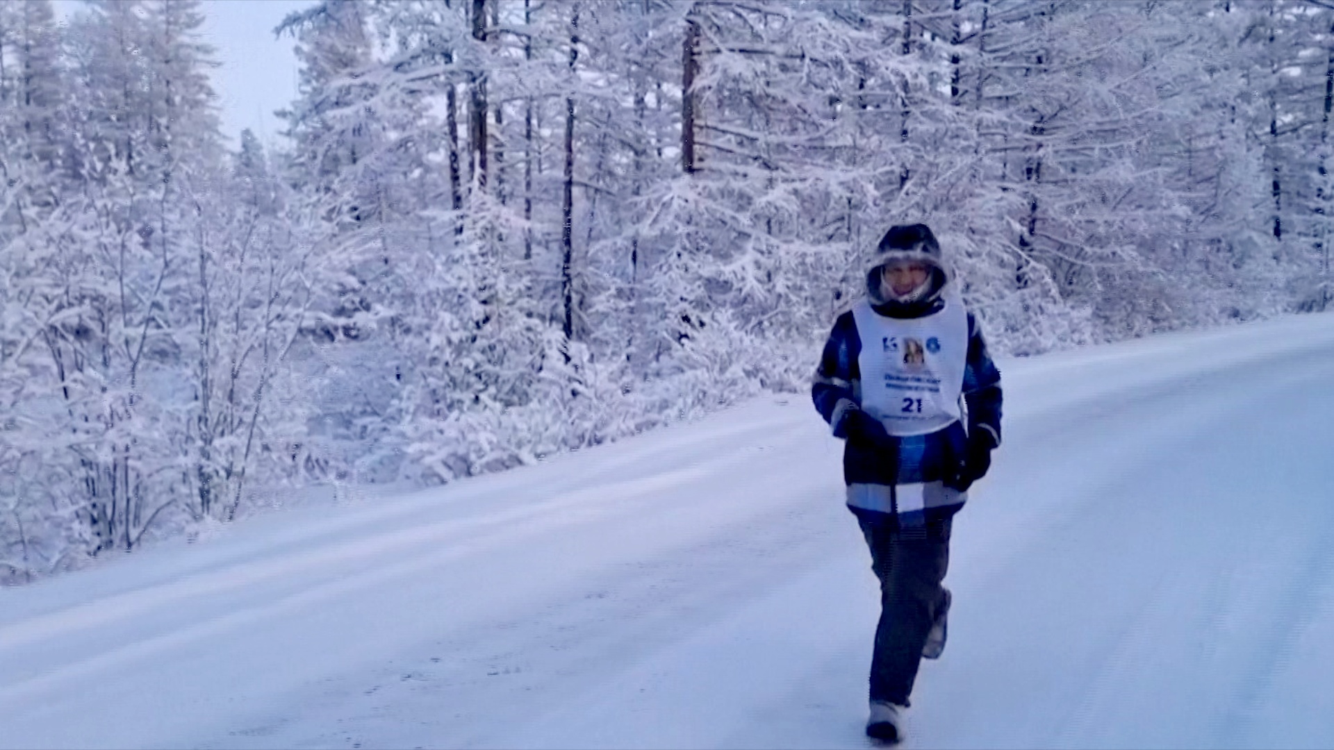 Десятки спортсменов пробежали марафонские дистанции при -50 °С в Якутии Десятки спортсменов пробежали марафонские дистанции при -50 °С в Якутии
