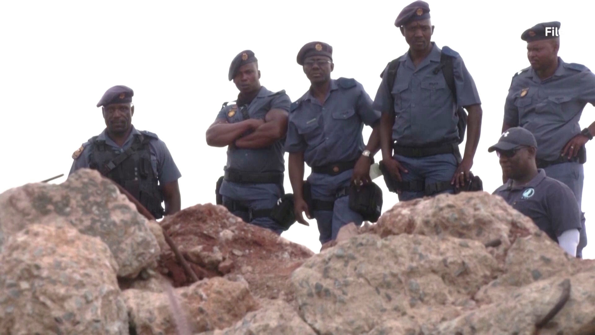 Около сотни нелегальных шахтёров, возможно, умерли в шахте в ЮАР Около сотни нелегальных шахтёров, возможно, умерли в шахте в ЮАР