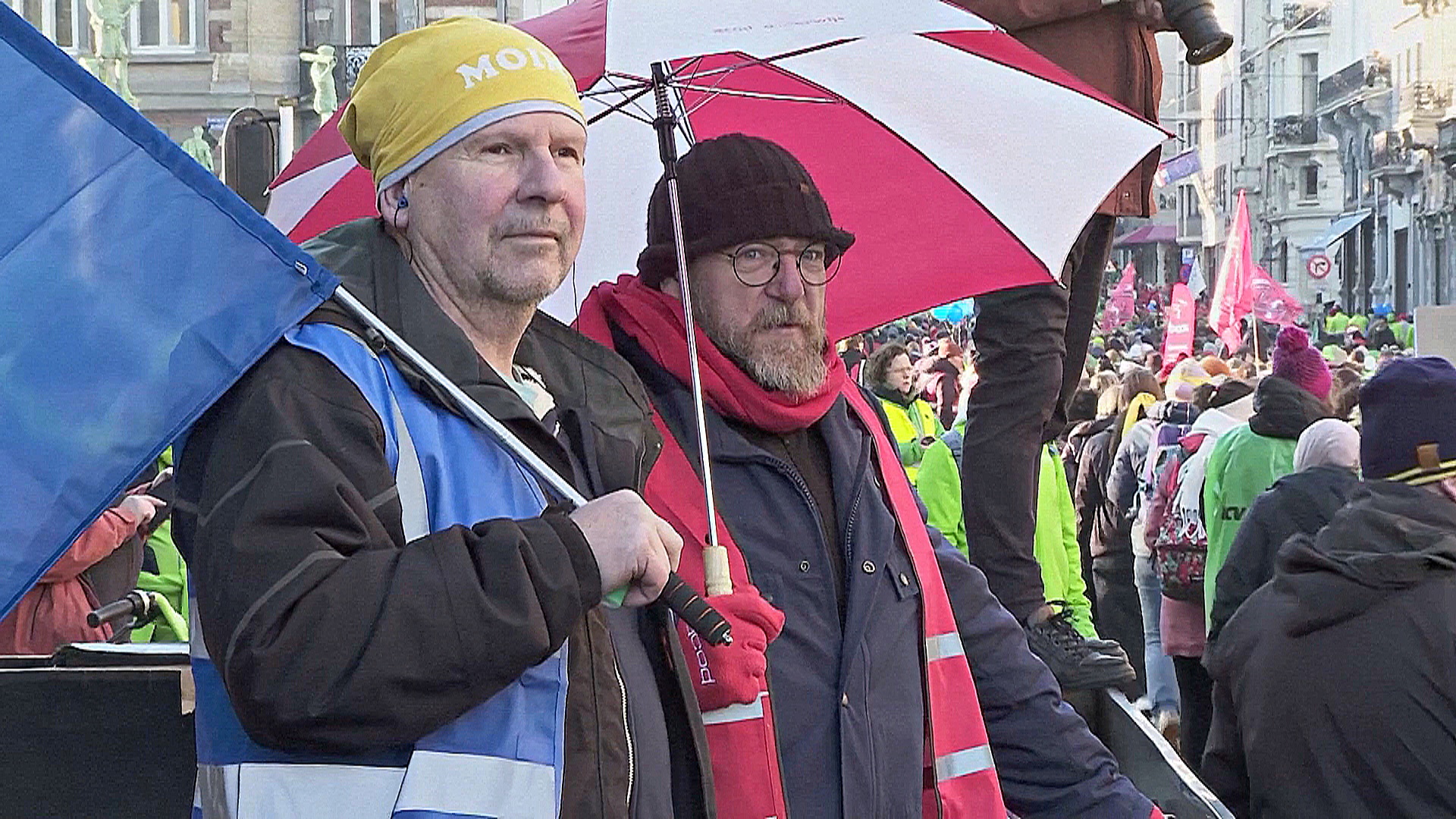 Десятки тысяч людей вышли на общенациональную забастовку в Бельгии Десятки тысяч людей вышли на общенациональную забастовку в Бельгии