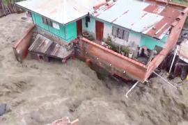 Наводнения в Боливии рушат дома и мосты