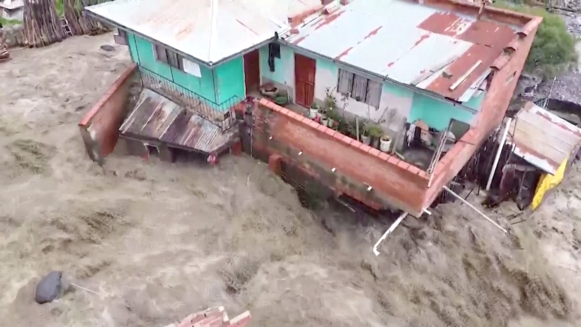 Наводнения в Боливии рушат дома и мосты