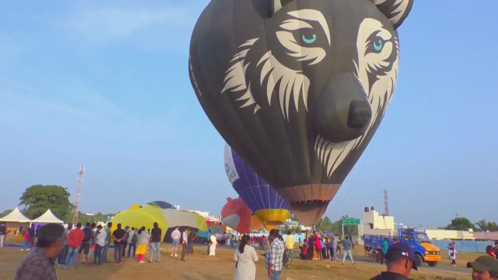 12 воздушных шаров взлетели над индийским штатом Тамилнад 12 воздушных шаров взлетели над индийским штатом Тамилнад