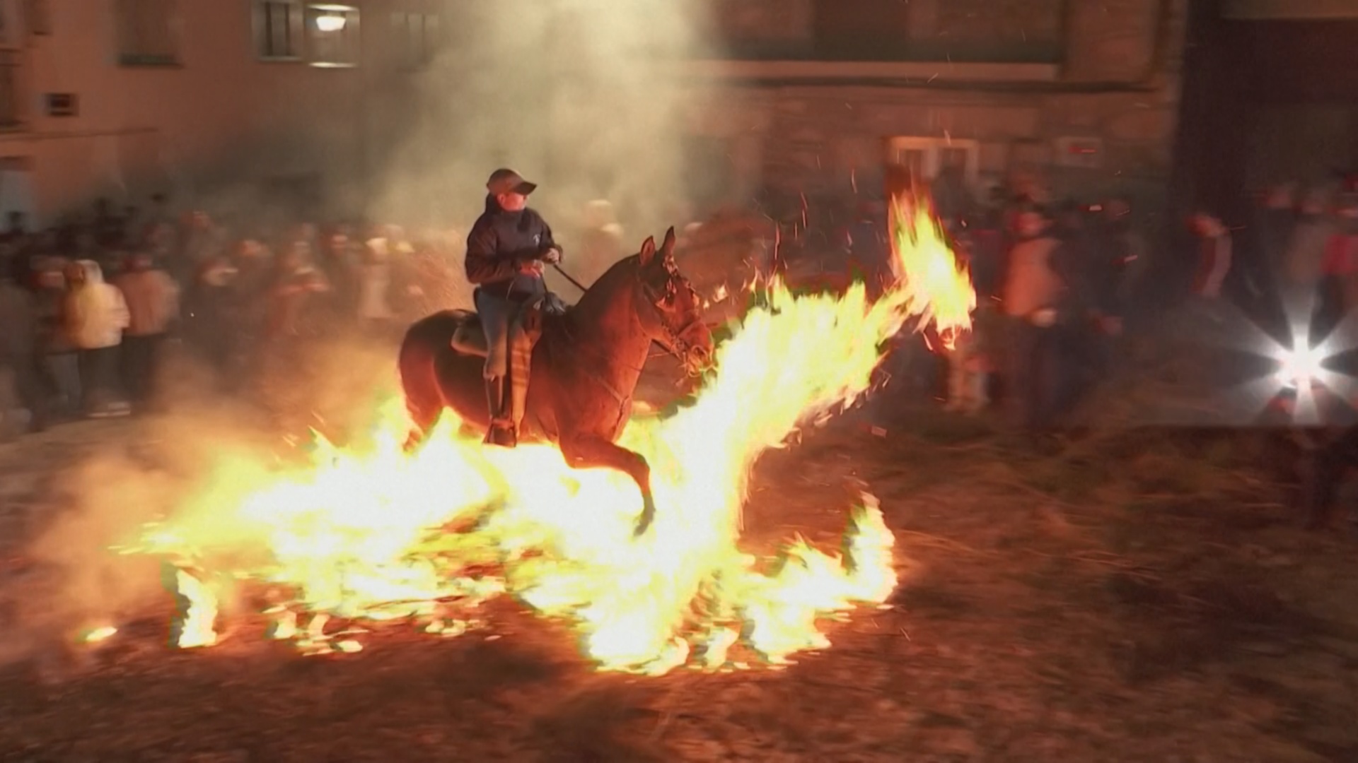 Очищение огнём: как лошади скачут через костры в Испании