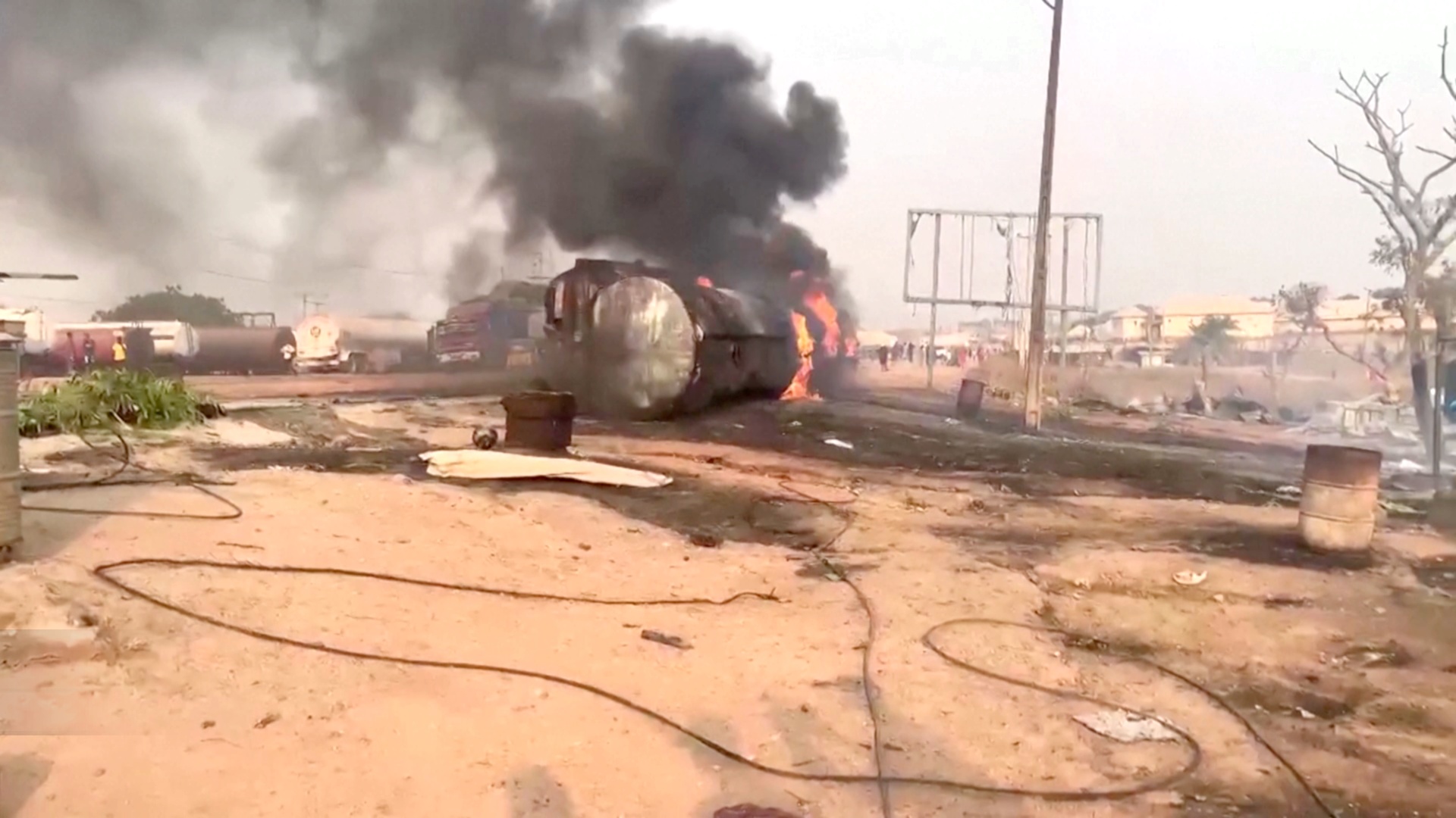 Взрыв бензовоза в Нигерии: 70 погибших Взрыв бензовоза в Нигерии: 70 погибших