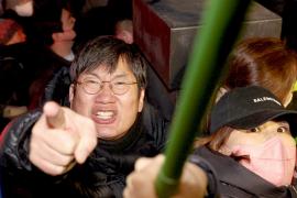 В Сеуле протестующие атаковали здание суда после выдачи ордера на арест Юн Сок Ёля