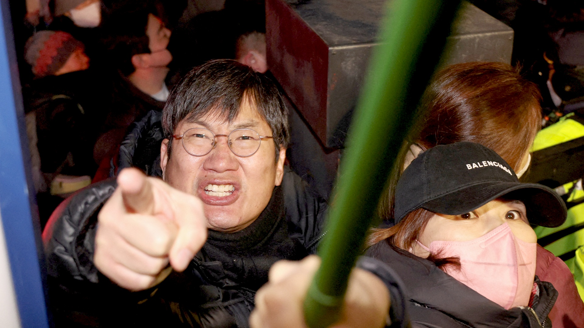 В Сеуле протестующие атаковали здание суда после выдачи ордера на арест Юн Сок Ёля В Сеуле протестующие атаковали здание суда после выдачи ордера на арест Юн Сок Ёля