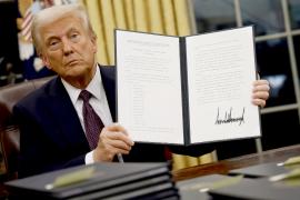 Дональд Трамп принял присягу и отправился в Овальный кабинет подписывать указы