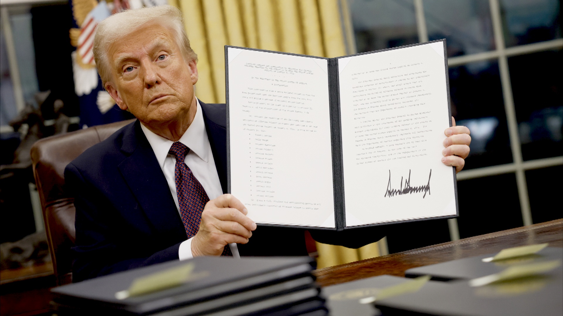 Дональд Трамп принял присягу и отправился в Овальный кабинет подписывать указы Дональд Трамп принял присягу и отправился в Овальный кабинет подписывать указы