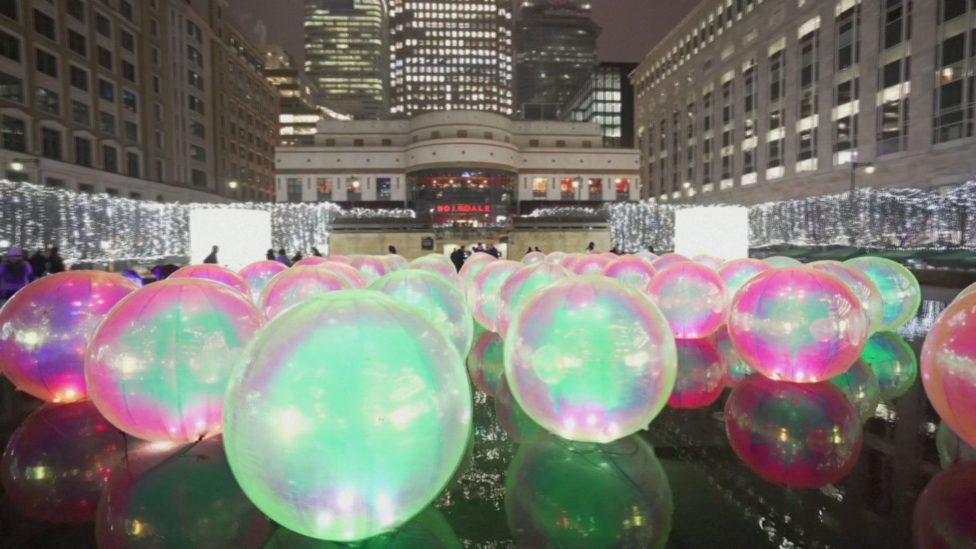 Фестиваль зимних огней освещает тёмные вечера в лондонском квартале Канэри-Уорф Фестиваль зимних огней освещает тёмные вечера в лондонском квартале Канэри-Уорф