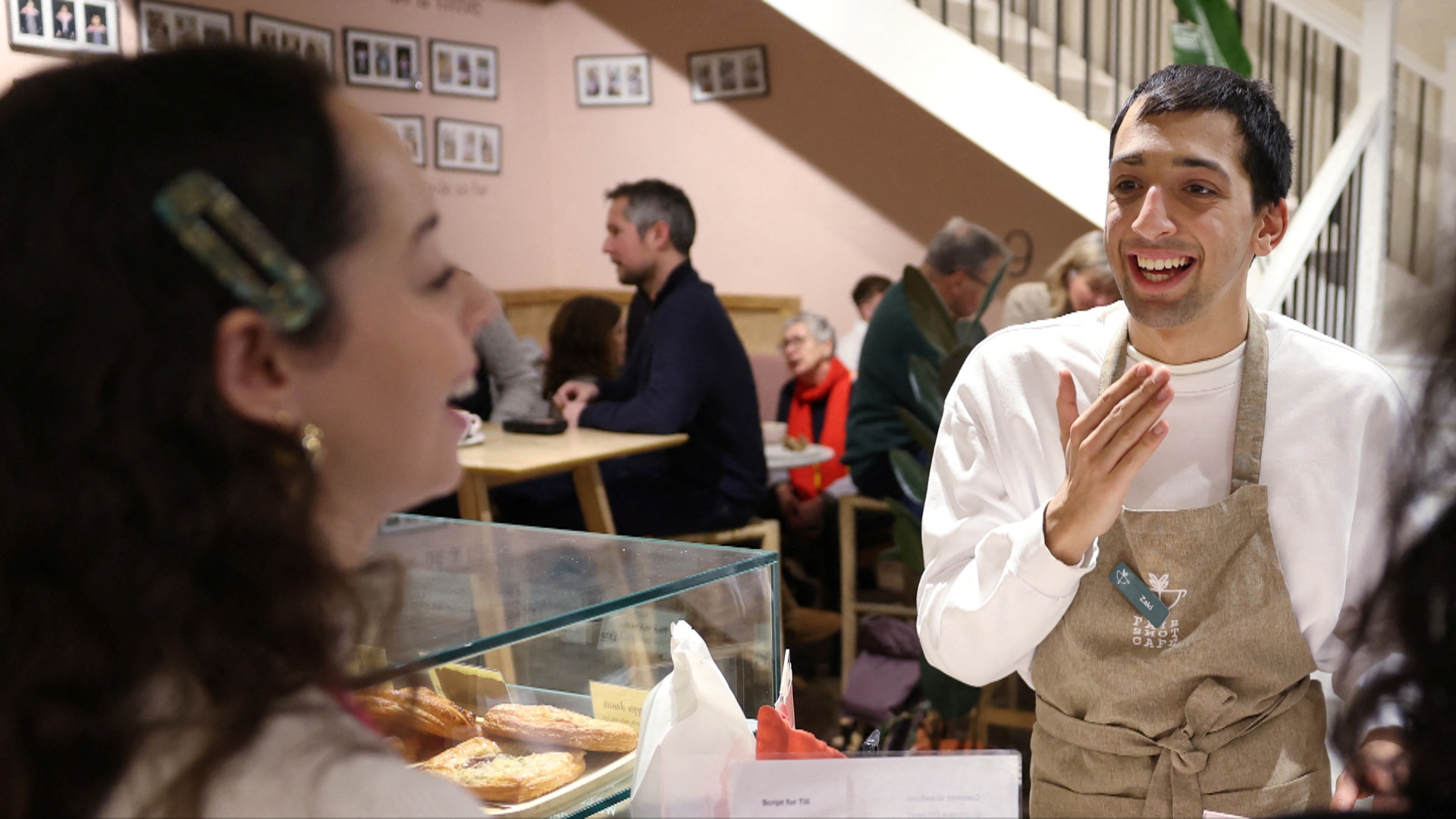 Кафе в Лондоне даёт работникам с трудностями в обучении «справедливый шанс» Кафе в Лондоне даёт работникам с трудностями в обучении «справедливый шанс»