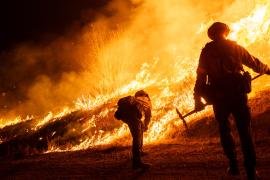 Пожар «Хьюз» в США: массовая эвакуация и «огненный торнадо»