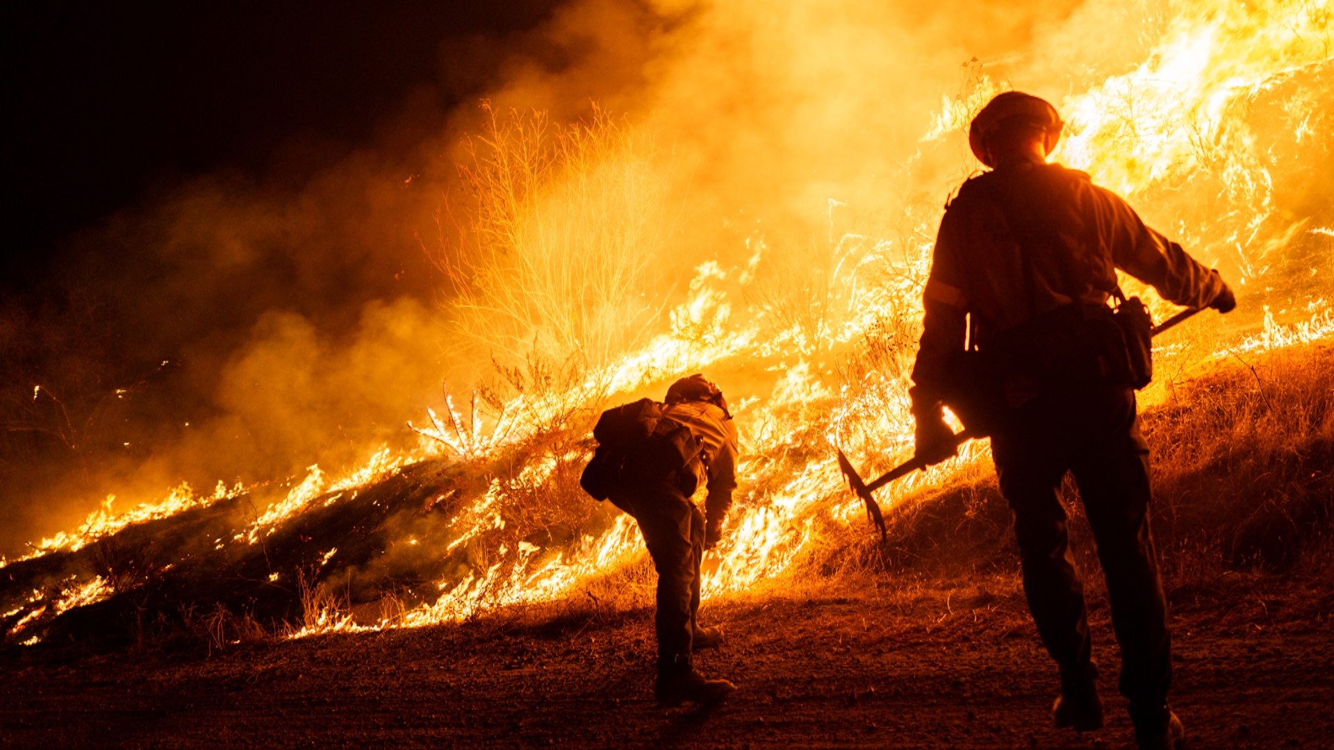Пожар «Хьюз» в США: массовая эвакуация и «огненный торнадо» Пожар «Хьюз» в США: массовая эвакуация и «огненный торнадо»