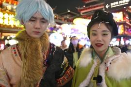 Китайские фонарики украсили шанхайский сад в преддверии лунного Нового года