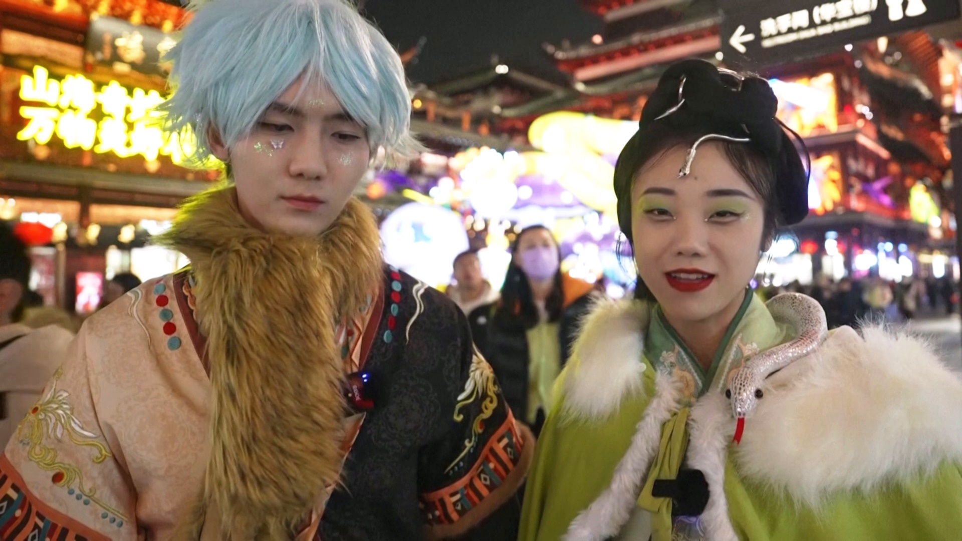 Китайские фонарики украсили шанхайский сад в преддверии лунного Нового года